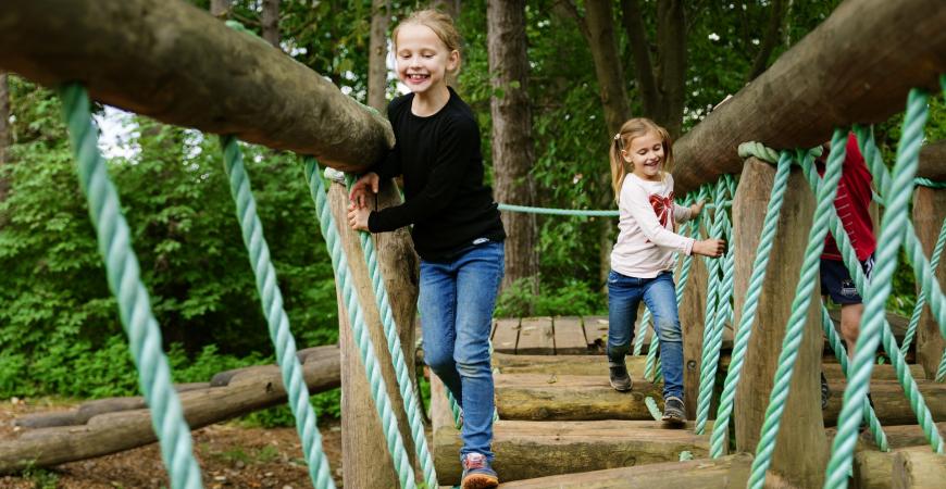 Smilende piger på Tarzanbanen i Madsby Legepark