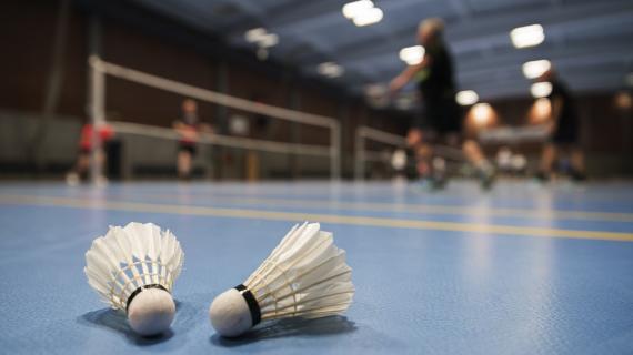 Badminton i Fredericia Idrætscenter, fjerbold på gulvet